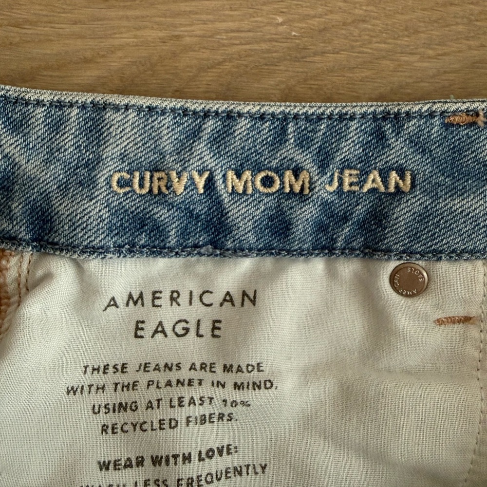 American Eagle Outfitters Light Blue Distressed Curvy Mom Jeans Sz 6 - Picture 7 of 8